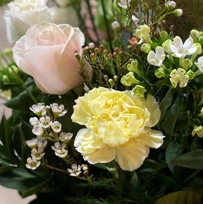 Glass vase arrangement